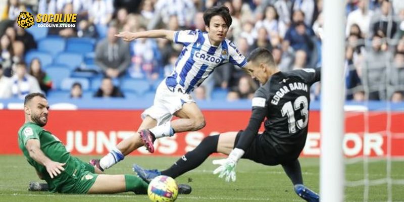 Khoảnh khắc tranh chấp quyết liệt giữa Elche vs Real Sociedad ở lần đối đầu trước